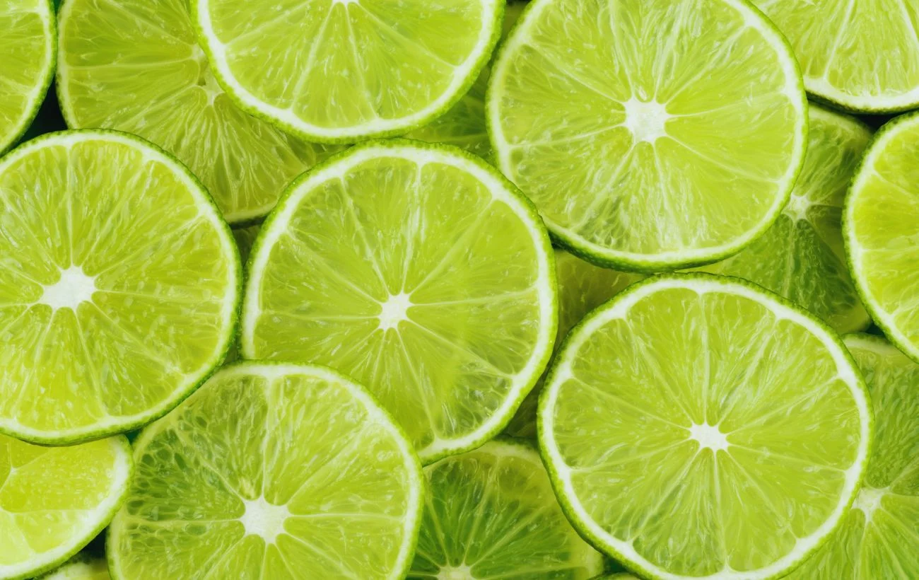 Il limone ha più proprietà nutrienti, ma il lime ha un sapore più gradevole